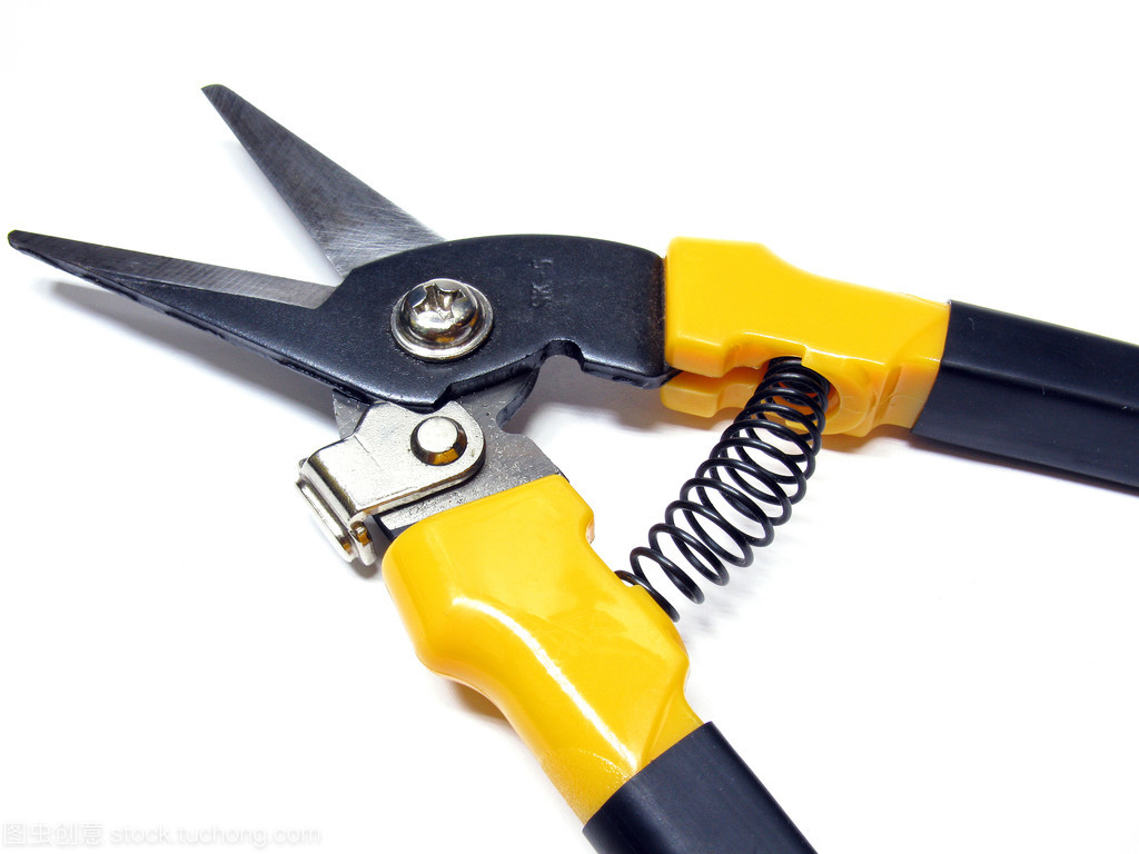 剪板機切割金屬在白色背景上。切割金屬在白色背景上的剪刀